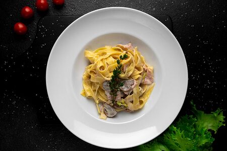 Паста Феттуччине с ветчиной и грибами