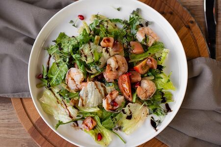 Салат морской с семгой и креветкой