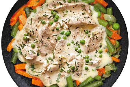 Фрикасе из курицы на овощной подушке