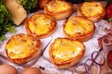 Пицца Глазунья-маленькая - колбаса докторская, яйцо, сыр