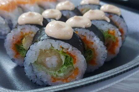 Ролл с жареной креветкой и икрой летучей рыбы