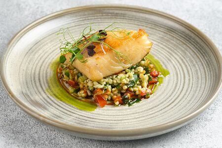 Подкопченный палтус с булгуром и овощами