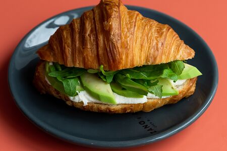 Круассан с авокадо