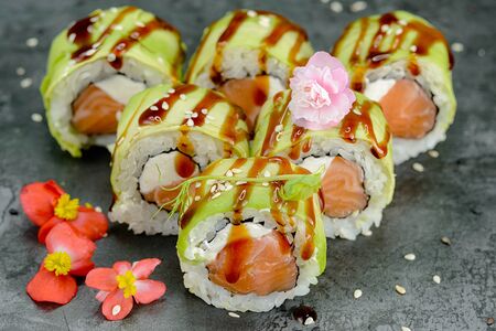 Малый ролл Авокадо, лосось, сыр