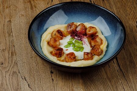 Гребешок с эдамамэ, картофельным пюре и пармезаном