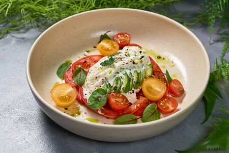 Салат из сезонных томатов со страчателлой