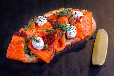 Брускетта с лососем и творожным кремом