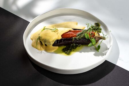 Запеченный баклажан с томатами и сыром моцарелла