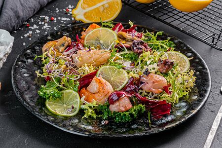 Салат микс с морепродуктами