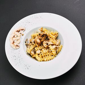 Фузилли с цыплёнком и грибами в сливочном соусе