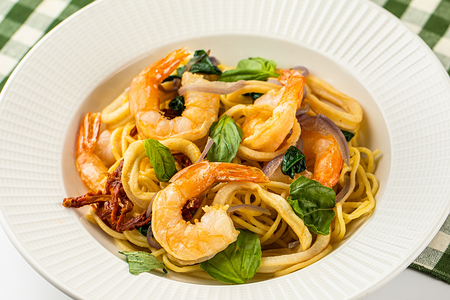 Лингвини с морепродуктами под соусом мариньер