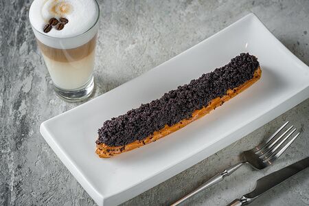 Эклер с маком