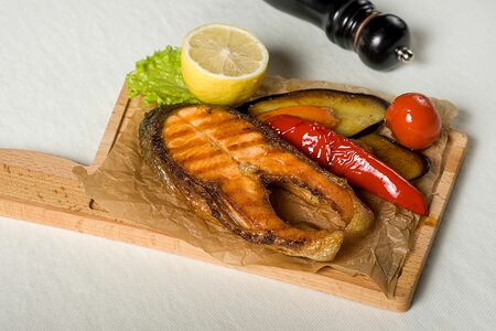 Стейк семги с овощами