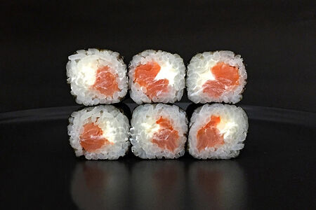 Ролл маки с копчёным лососем