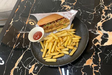 Хот-дог и фри, кетчуп