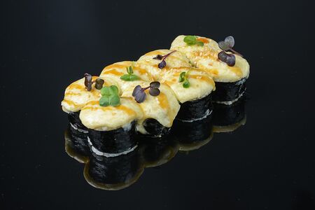 Печёные роллы с тунцом под сырной шапкой и соусом унаги