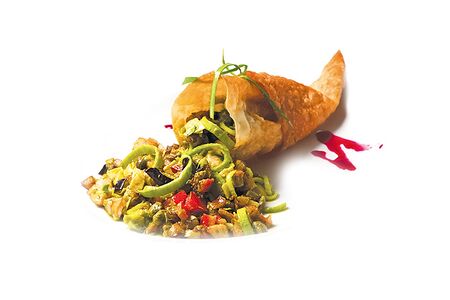 Теплый салат с курицей и овощами