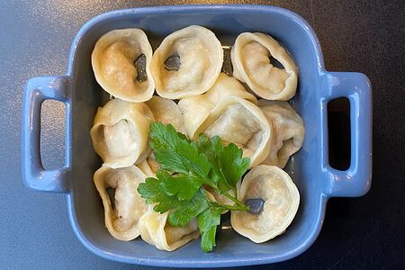 Пельмени со шпинатом и луком