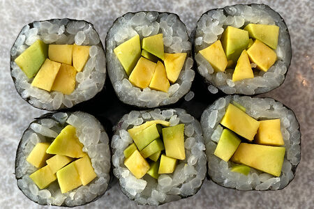 Ролл с авокадо