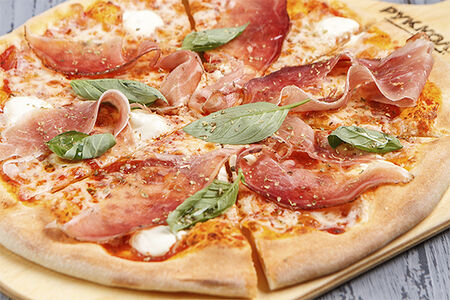 Пицца с пармской ветчиной и сливочным сыром