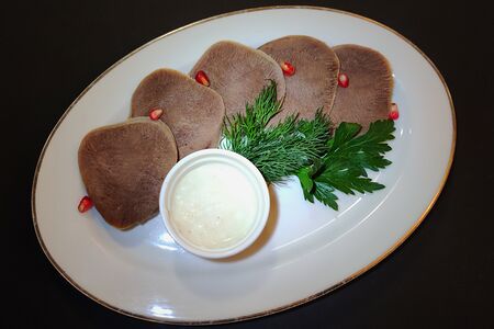 Отварной говяжий язык