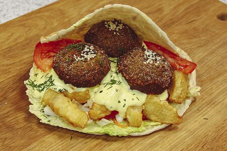 Фалафель в гиросе