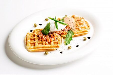 Тартар из под копченого лосося с яйцом пашот