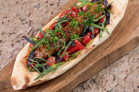 Кебаб из ягненка, мятный хумус, узбекские томаты