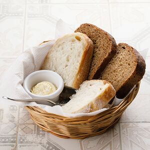 Хлебная корзина с маслом