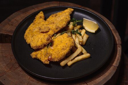 Шницель из куриной грудки с картофелем фри