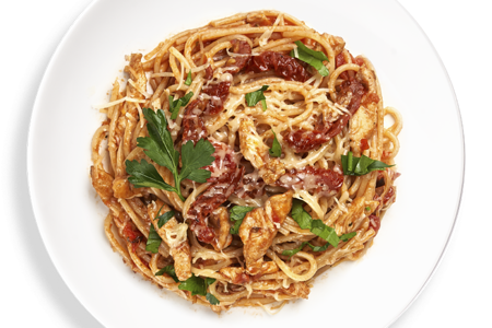 Спагетти Неаполитано с вялеными томатами и курицей