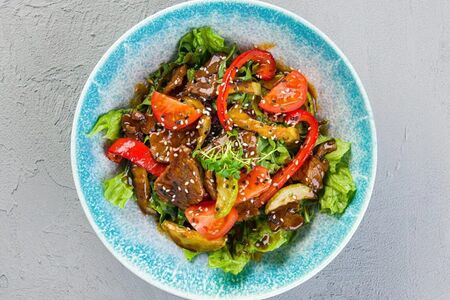 Теплый с говядиной, цукини, томатами и баклажаном