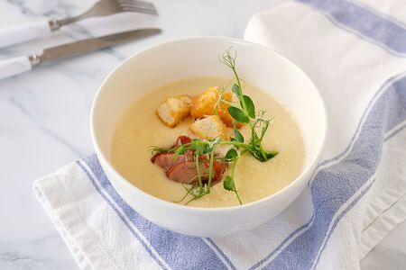 Сырный крем-суп с охотничьими колбасками