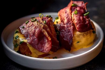 Бенедикт с пастрами