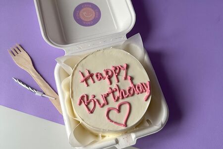 Бенто-торт №2 белый с надписью Happy birthday розовый