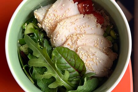 Боул с цыплёнком, киноа и овощами