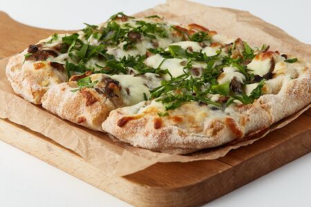 Пицца с грибами и трюфельным маслом