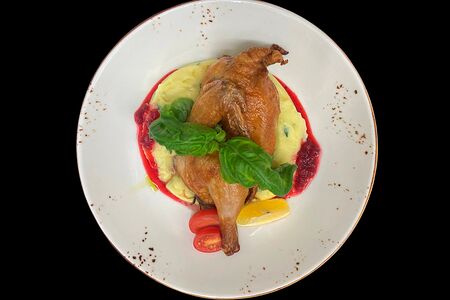 Цыпленок с картофельно-сырным муссом и брусничным соусом