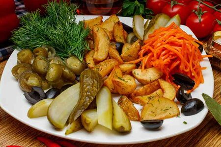 Деревенская закуска с соленьями