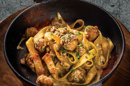 Паста в сливочно-грибном соусе с фрикадельками из индейки