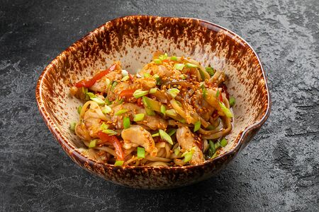 Пшеничная лапша с курицей и пряным кунжутом