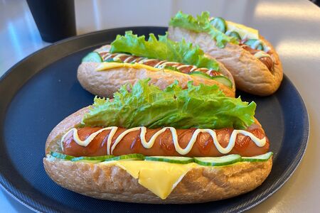 Хот-дог с большой сосиской и сыром