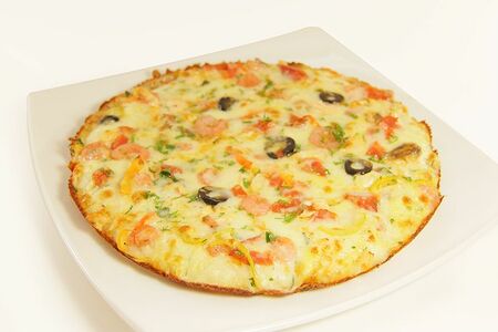 Пицца с семгой и креветками