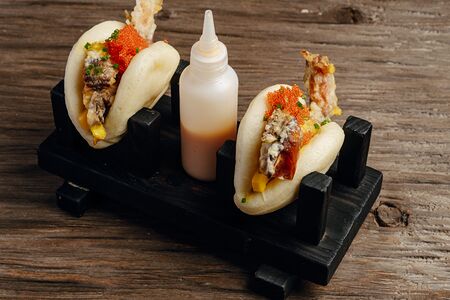 Бао-тако с мягкопанцирным крабом и манго