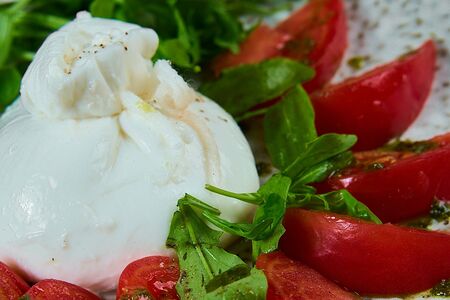 Буррата с томатами