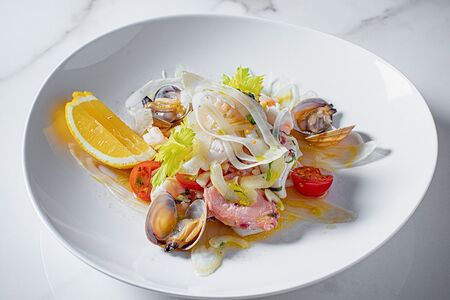 Теплый салат с морепродуктами