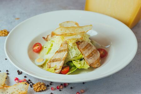 Салат Цезарь с курицей