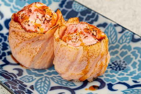 Гункан в обожженном лососе со сливочным сыром