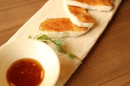 Жареный сыр с морошковым вареньем