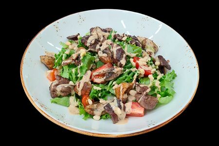 Салат с куриной печенью, шампиньонами, рукколой и ореховым соусом